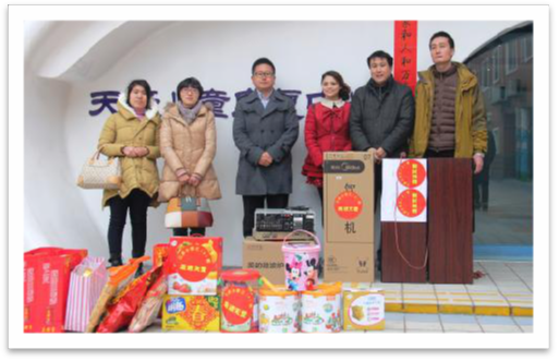 2014年2月12日 帶著新北區(qū)三井小學的部分兒童攜帶禮品等走進“常州天愛”與這些“星星的孩子”零距離的接觸。